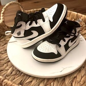 Jordan 1 mid white black size 9 boys